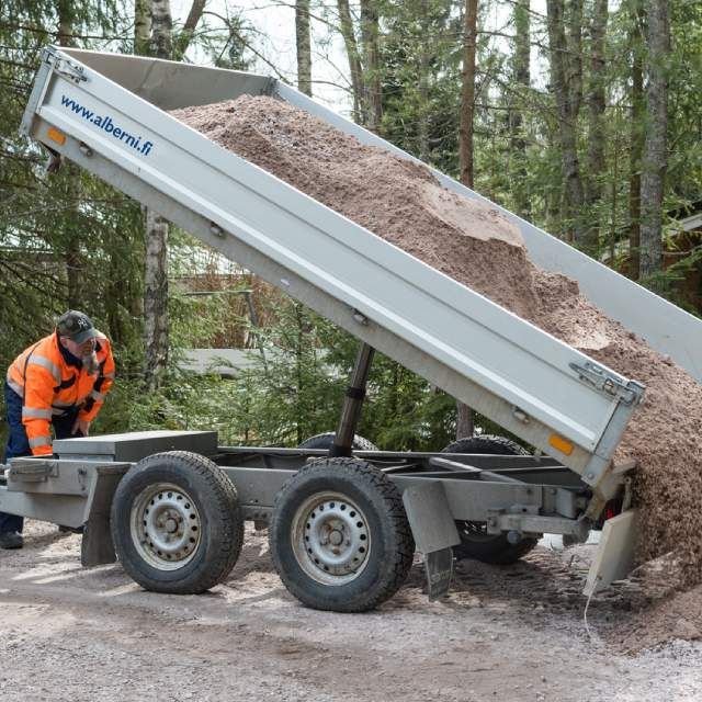 Hiekkaa kaadetaan maahan peräkärrystä